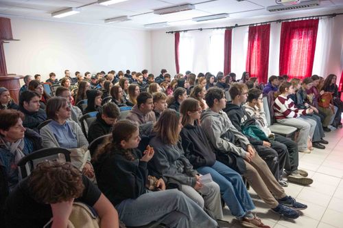 Kutyás bemutatóval és interaktív programokkal várta az Irinyi a pályaválasztás előtt álló diákokat