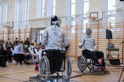 Háromszoros paralimpiai ezüstérmes kerekesszékes vívó tartott előadást az Irinyiben